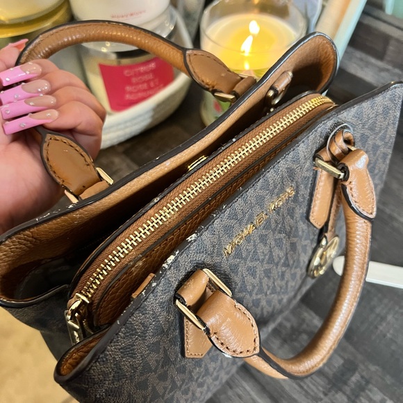 Hi all, I’m selling a mini Michael Kora handbag! Used a couple of times! - Picture 4 of 6